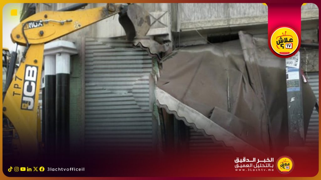 أسقف «عشوائية» لواجهات محلات تجارية ببرشيد تزيلها السلطات.