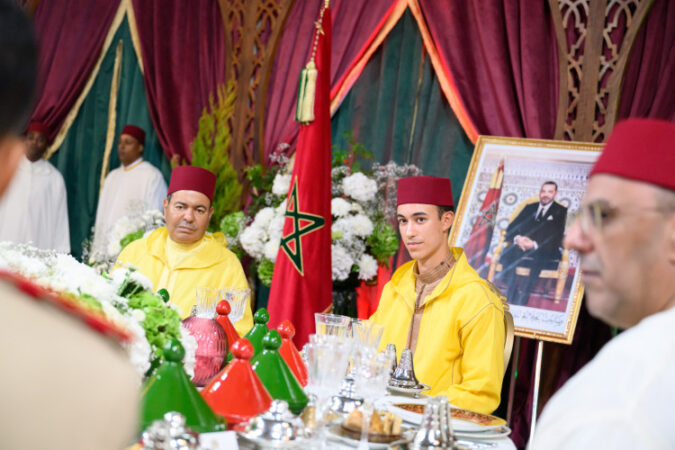 رئيس الحكومة يقيم مأدبة غداء رسمية بتطوان بحضور ولي العهد الأمير مولاي الحسن والأمير مولاي رشيد بمناسبة عيد العرش