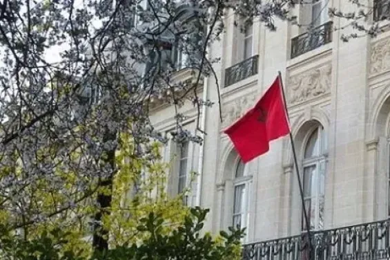 بلاغ من سفارة المغرب بباريس.. شكاية بعد إحراق العلم المغربي والاعتداء على مشجعين مغاربة بعد فوز المنتخب الوطني المغربي على كندا