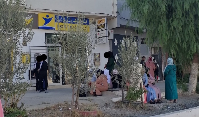البريد بنك بسيدي قاسم.. مؤسسة تستقبل المئات يومياً بشباك وحيد يفاقم معاناة المرتفقين