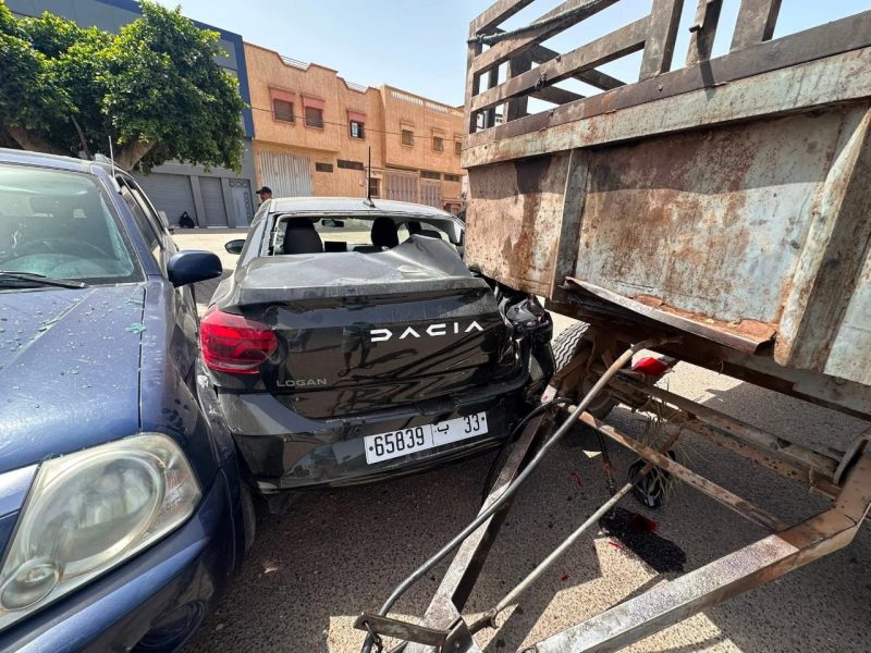 جرار تابع لجماعة أيت ملول يتسبب في حادث خطير وخسائر مادية جسيمة وسط المدينة