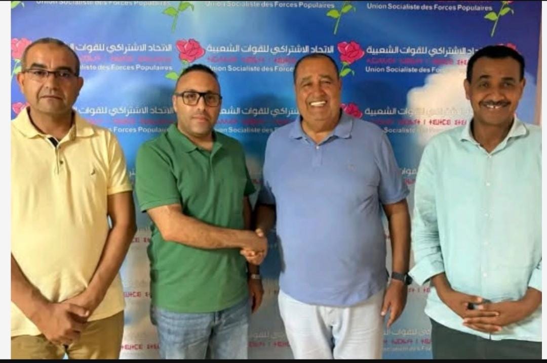 مهزلة سياسية .. لشكر يستقطب أمين عام حزب سياسي للترشح بلون الوردة والأخير يبتسم أمام الكاميرا