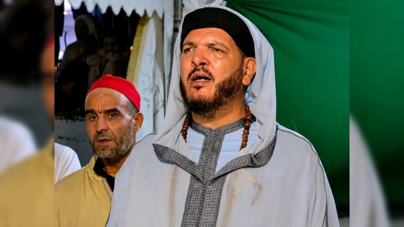 طريقة ابن عجيبة توضح حقيقة لقطة «تقبيل القدم» وتؤكد: تصرف فردي لا يمثل الزاوية